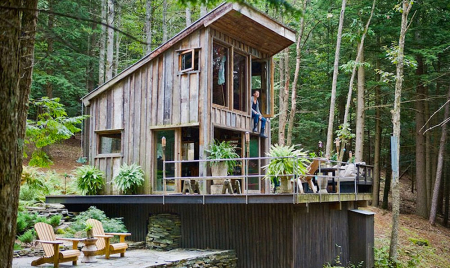 Fashion Stylist Scott Newkirk Goes Unplugged in His 14×14 Rough-Hewn Cabin